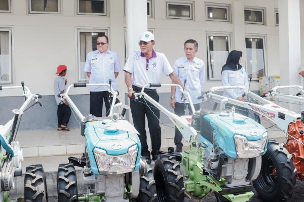 Dorong Kemajuan Pertanian, Bupati Ciamis Berikan Alsintan pada 40 Kelompok Tani