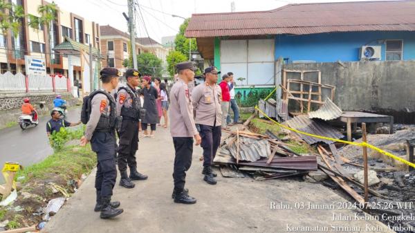 Satu Rumah Sekaligus Tempat Usaha di Batu Merah Hangus Terbakar