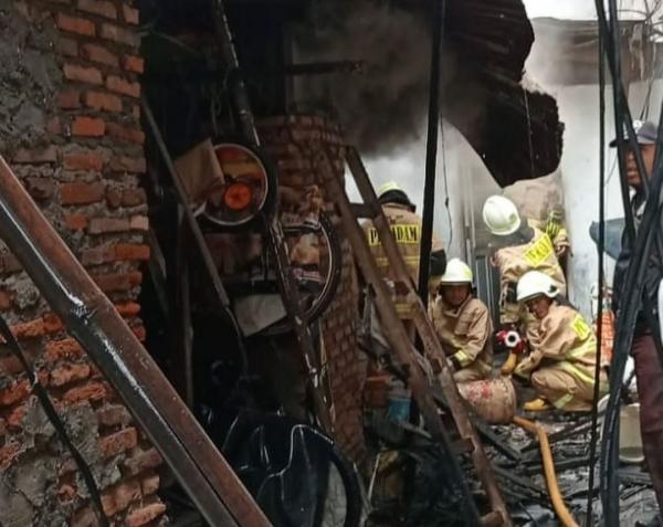 18 Unit dan 80 Personel Dikerahkan Padamkan Kebakaran di Grogol Petamburan