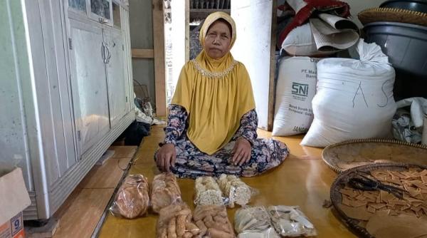 Nenek Renta Ini Raup Omzet Jutaan Rupiah per Bulan dari Jualan Rengginang Opak dan Wajit