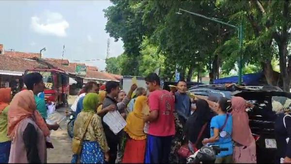 Puluhan Warga Pasar Bunder Sragen Berebut Kaos Dari Relawan Ganjar-Mahfud MD