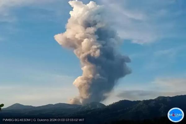 Pagi tadi, Letusan Gunung Dukono Halmahera Mencapai 4.000 Meter di Atas Puncak 