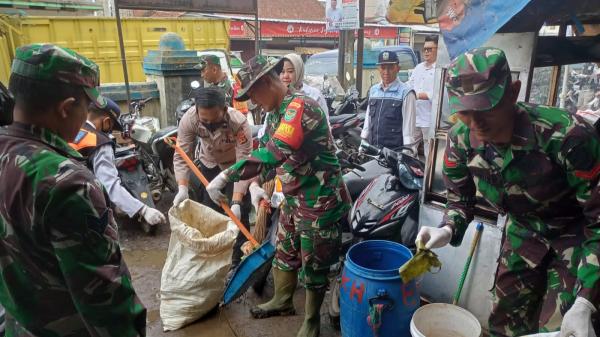 TNI Lakukan Karya Bakti Pembersihan Pasar di Pasar Cilimus