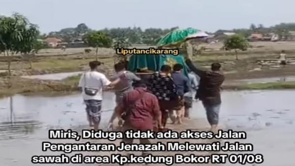 Hanya di Bekasi! Akses Sulit, Warga Muara Gembong Gotong Jenazah Lewati Sawah 