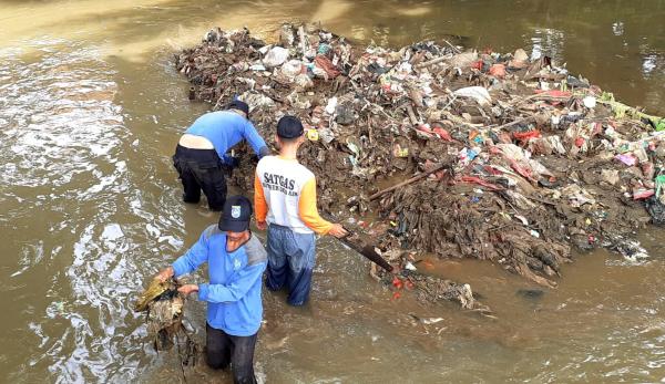 Banjir di Depok Menghantui, DPUPR Kerahkan 120 Personel Normalisasi Situ dan Kali