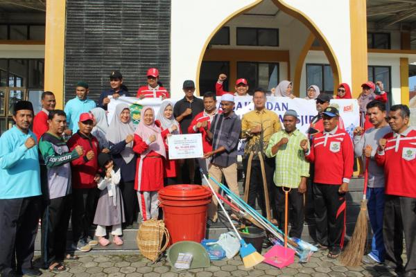 Kemenag Kota Banda Aceh Kerja Bakti dan Memberi Sumbangan untuk Masjid Tgk di Kandang Gampong Pande