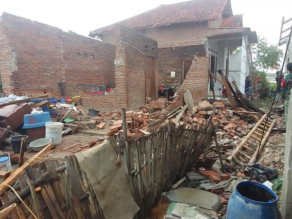 Puluhan Rumah di Juntinyuat Indramayu Rusak Akibat Terjangan Angin Puting Beliung, 5 Roboh