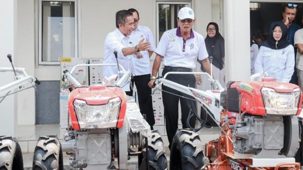 Bupati Ciamis Herdiat Sunarya Bagikan Alsintan kepada 40 Kelompok Tani untuk Kemajuan Pertanian