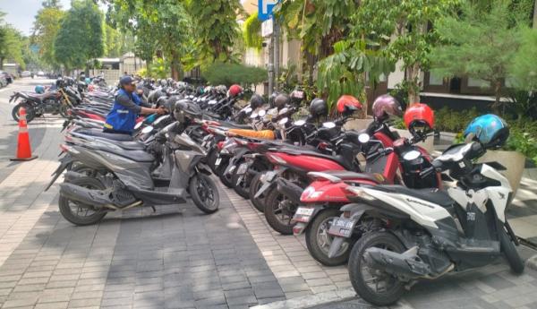 Kesal Parkir Liar Menjamur di Surabaya, Wali Kota Minta Dishub Segera Bertindak