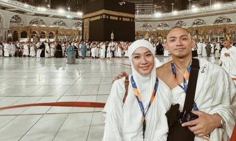 BCL Umrah Bersama Suami, Senang Berhasil Sentuh Ka'bah