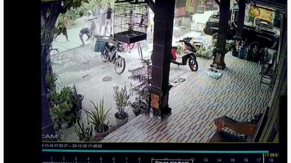 Viral Seorang Pemuda Hajar dan Nyaris Bacok 2 Warga di Grobogan Terekam CCTV