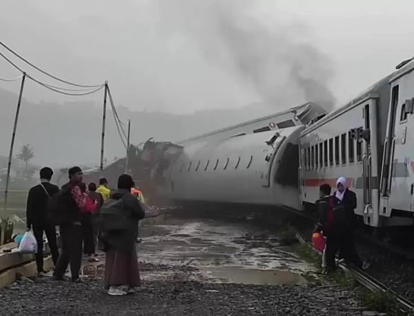 Kecelakaan Kereta Api Berimbas hingga Surabaya, Kedatangan KA Jarak Jauh dari Bandung Terlambat