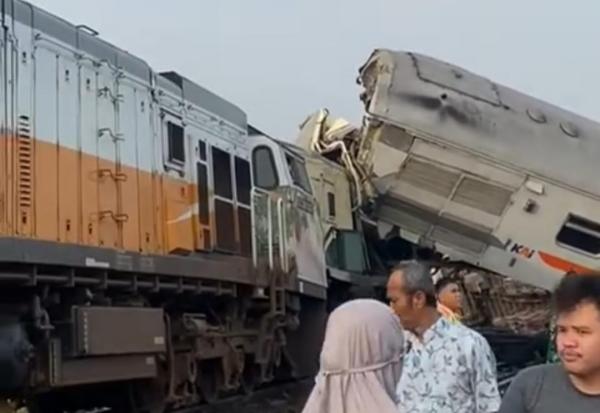 VIDEO : 2 Kereta Api Tabrakan di Cicalengka Bandung, Seperti Ini Penampakannya