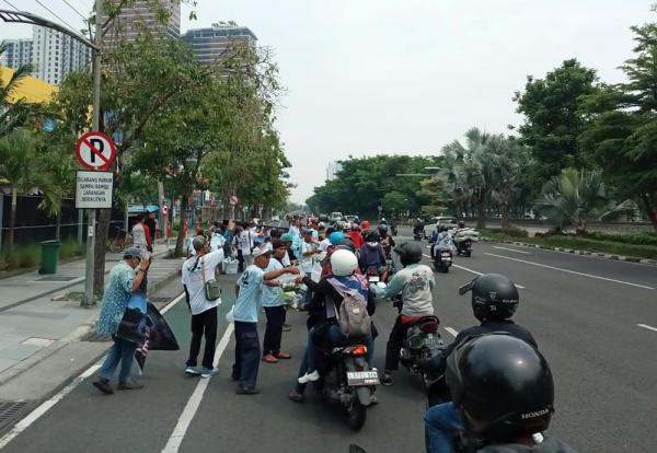 Relawan Pilar 08 Bagi-bagi Nasi dan Susu di Surabaya, Langkah Awal Kurangi Stunting di Indonesia