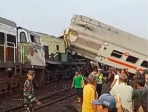 Brak! Kereta Bandung Raya Bertabrakan dengan KA Turangga di Cicalengka