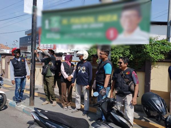Satpol PP dan Bawaslu Kota Kewalahan Tertibkan APK Pemilu  yang Melanggar