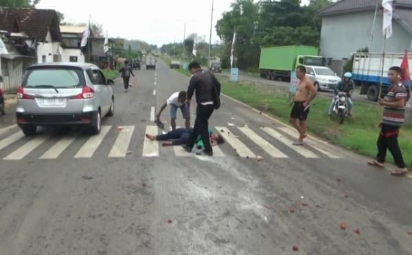 Terobos Lampu Merah, Pick Up Tabrak Motor, Pengendara Motor Luka Parah