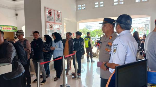 Polisi dan TNI Amankan Pengembalian Tiket di Stasiun Tasikmalaya Imbas Tabrakan Kereta di Bandung