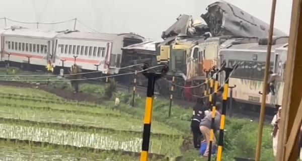 Kecelakaan Kereta di Cicalengka Bandung, KA Turangga dan Commuterline Tabrakan Adu Bagong