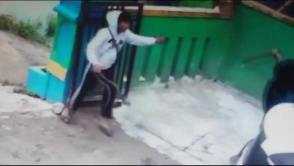 Terekam CCTV, 3 Pemuda Serang Sekolah di Rangkasbitung Bawa Samurai dan Celurit