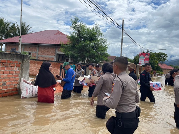 Personel Polda Jambi Kembali Turun Bantu Korban Banjir Kerinci-Sungai Penuh