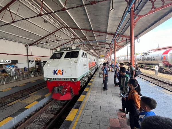 Dampak Laka Kereta, Kedatangan KA Jarak Jauh dari Bandung Terlambat, KAI Daop 7 Madiun Mohon Maaf
