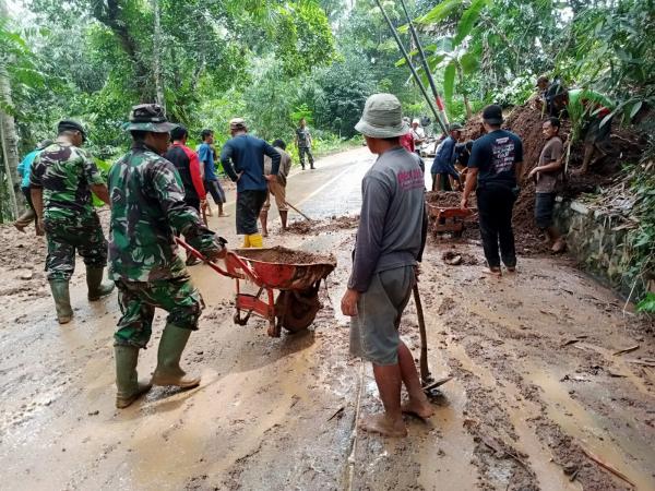 TNI Bantu Bersihkan Longsor yang Tutupi Jalan Penghubung Desa di Kuningan