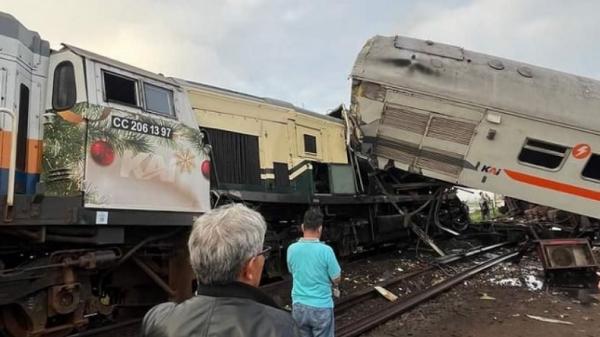 Kecelakaan Hari Ini: Dua Kereta Api Adu Banteng di Bandung