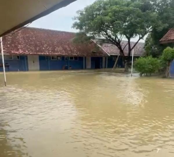Tak Bosan-Bosan, Tiga Sekolah di Karangligar Ini Langganan Banjir Setiap Tahun