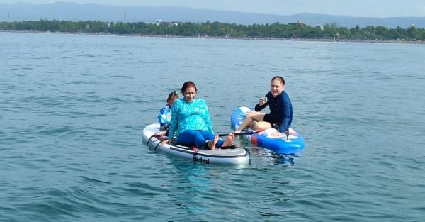 Iwan Bule dan Susi Pujiastuti Ngopi Asik Diatas Papan Selancar di Pantai Pangandaran