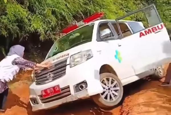Viral Video Detik-detik Ambulan Nyaris Terjungkal saat Terperosok di Jalan Rusak di Aceh Tengah