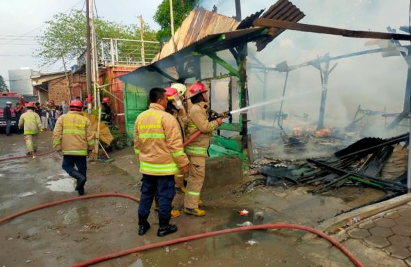Diduga Akibat Korsleting Listrik, Rumah Huni di Jombang Cilegon Ludes Terbakar
