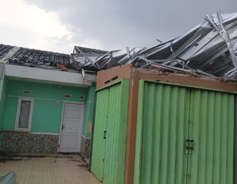 Diterjang Angin Puting Beliung, 30 Rumah Di Banjarwangunan Mundu Cirebon Rusak