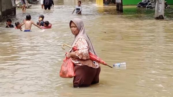 Sejak Kamis Kemarin, Banjir di Kampung Kalendrowak Cikarang Belum Surut