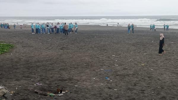 Pantai Apra Masih Dipadati Pengunjung Hari Terakhir Libur Nataru