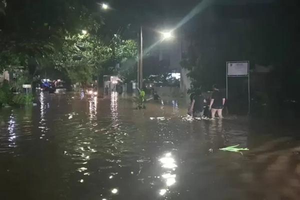 Dampak Banjir, Akses Keluar Masuk Perumahan Panorama Serpong Terputus