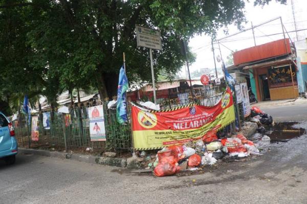 DLHK Kota Depok Dilecehkan, Warga Buang Sampah Tepat di Depan Spanduk dan Plank Imbauan Kebersihan