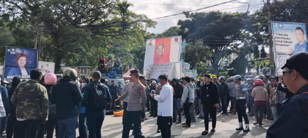 Tolak Pengganti Yakub, Ratusan Warga di Mamasa kembali Demo dan Blokade Jalan