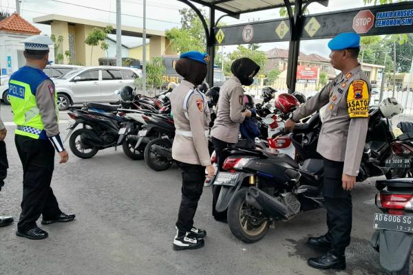 Cari Knalpot Brong, Propam Polres Sukoharjo Razia Motor Anggota di Tempat Parkir