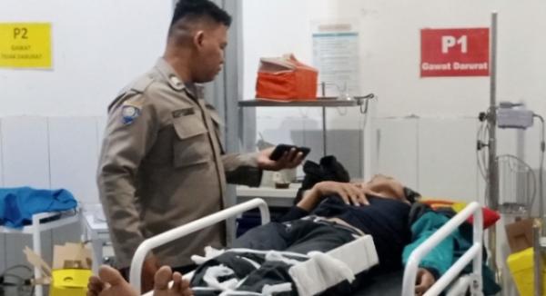 Pengendara Motor Nyaris Tewas, Tertimpa Pohon Tumbang di Jalan Raya Anyer Cinangka