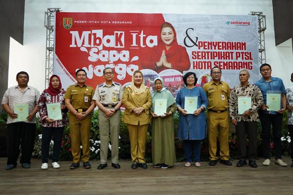 Warga Candisari Semarang Semringah Terima Sertifikat Tanah Program PTSL