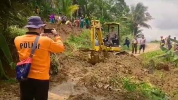 Sempat Tertutup Longsor Akses Jalan Sidamulih Margajaya Ciamis Kembali Normal 7486