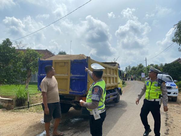 Polisi dan Dishub Tertibkan Mobil Pengangkut Pasir yang Melintas di Jalan Alternatif Waya Krui