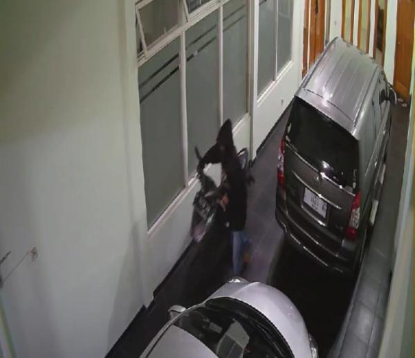 Pencuri Gasak Motor di Garasi, Aksinya Terekam CCTV