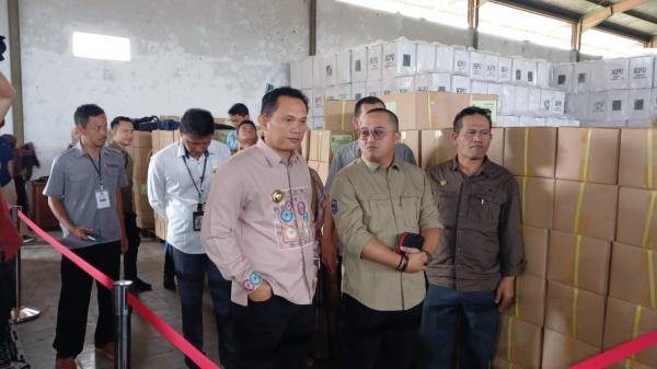 Cheka Tinjau Proses Pelipatan Surat Suara di Gudang Logistik KPU Kota Tasikmalaya