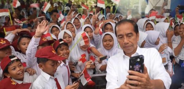Pelajar di Lebak Antusias Foto Bersama Jokowi saat Peresmian Bendungan Karian