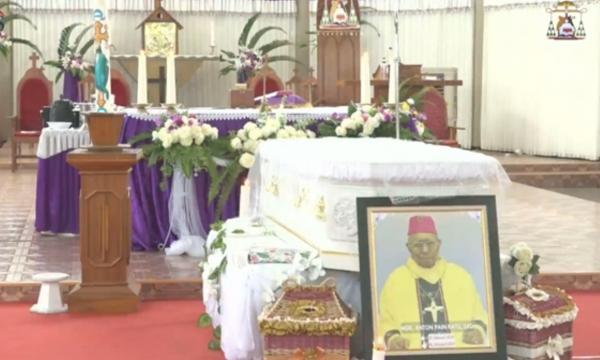 Breaking News!  Jenasah Mgr Anton Pain Ratu Dimakamkan Didalam Gereja Katederal Atambua