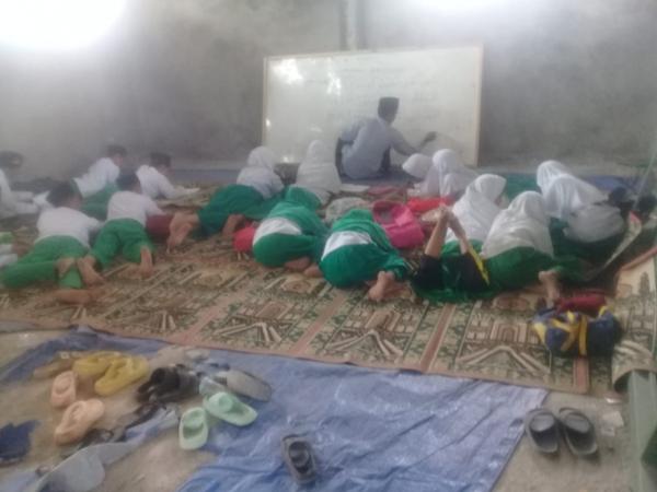 Tak Miliki Mebeler, 23 Murid Madrasah Diniyah di Ciasem Belajar di Lantai