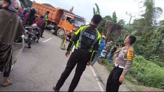 Lantas Polres Mateng Turunkan Alat Berat, Jalan Amblas Trans Sulawesi di Mateng Kini Bisa Dilalui