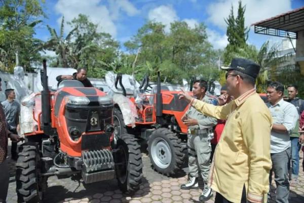 Menyeruak Skandal Traktor Bantuan Kementan RI di Aceh, Poktan : Kami Hanya Terima Secara Simbolis